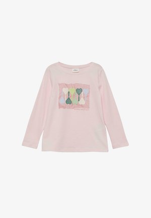 Jasnoróżowa koszula z długim rękawem, z przodu wzór z wielobarwnych serc ułożonych w czerwonej siatce oraz napisem "WYGRANI NIGDY SIĘ NIE PODDAJĄ."