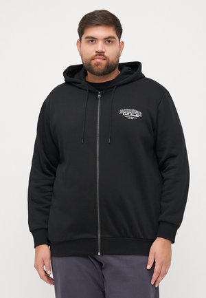 Felpa nera con zip realizzata in tessuto morbido, dotata di cappuccio regolabile e un piccolo logo sul petto, con polsini e orlo a coste.