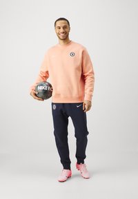 Nike Performance CHELSEA FC CLUB SPECIAL EDITION - Klubruházat - apricot agate/guava ice