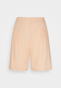 Pantaloni corti color pesco pallido realizzati in un tessuto con una consistenza morbida, caratterizzati da pieghe, vita alta e una linea dritta, con orlo pulito.