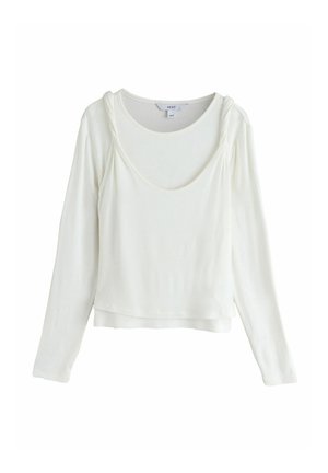 Weißes langärmeliges, geschichtetes Oberteil mit rundem Ausschnitt und einer zusätzlichen Trägerschicht, die über die Schultern befestigt ist.