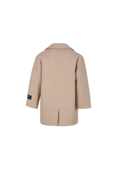 Cappotto beige con un design su misura, ampi rever, maniche a tre quarti e uno spacco posteriore. Presenta un'etichetta del logo visibile sulla manica.