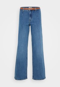 Jeans in denim blu a gamba larga con vita alta e cintura in pelle marrone. Presentano una cucitura classica e un design a cinque tasche. Texture liscia.