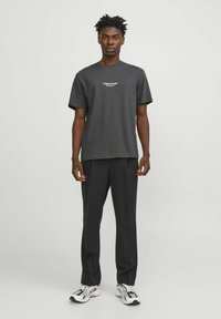 Jack & Jones JORVESTERBRO CREW NECK - Marškinėliai su spaudiniu - asphalt