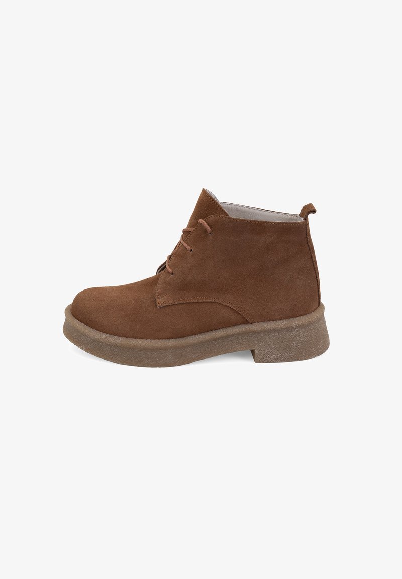 Bottines en suede marron avec un bout rond, un laçage et une semelle en caoutchouc texturée. Elles disposent d'un petit talon et d'une languette à l'arrière.