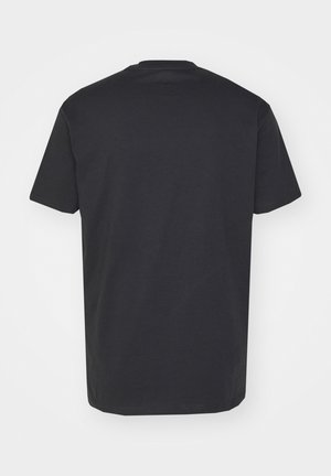 Svart t-shirt med rund hals, gjord av bomull, korta ärmar, med en slät textur och inga synliga logotyper eller mönster på baksidan.