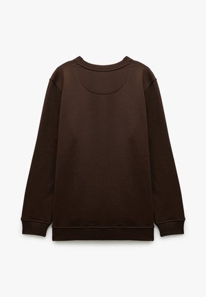 Dunkelbrauner Rundhalsausschnitt-Pullover mit langen Ärmeln und gerippten Bündchen und Saum, von hinten auf einem weißen Hintergrund gezeigt.