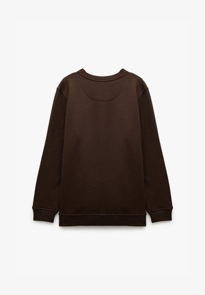 Dunkelbrauner Rundhalsausschnitt-Pullover mit langen Ärmeln und gerippten Bündchen und Saum, von hinten auf einem weißen Hintergrund gezeigt.