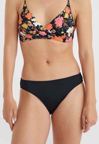 Bikini komplekts ar ziedu rakstu braletu melnā, oranžā un baltā krāsā, savienots ar vienkrāsainiem melniem augstiem apakšbiksēm. Gluda auduma tekstūra.
