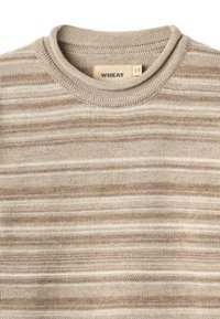 Gehaakte beige en lichtbruine gestreepte ronde hals trui met een Wheat merklabel in de kraag.