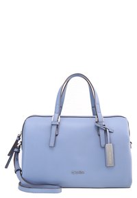 Jasnoniebieska prostokątna torebka z podwójnymi uchwytami, regulowanym paskiem na ramię, srebrnym logo Calvin Klein oraz pasującą zawieszką.