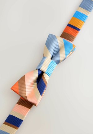 Vlinderdas met afwisselende strepen in tinten blauw, oranje, bruin en roomkleur; gestructureerde, glanzende stof; geplooid ontwerp met een centrale band.