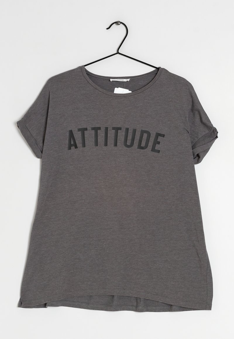 Camiseta de algodón gris con mangas cortas enrolladas y escote redondeado. En la parte frontal presenta la palabra "ACTITUD" en letras negras en el pecho.