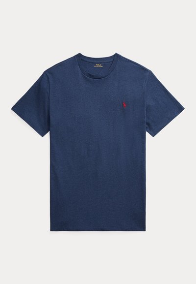 Tricou bleumarin cu mânecă scurtă, fabricat din bumbac, având un mic logo brodat roșu pe pieptul stâng și guler rotund.