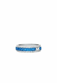 Anello d'argento con una fila di pietre rettangolari blu circondate da pietre rotonde trasparenti, con un logo inciso sul lato.