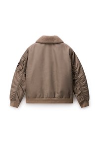 Brązowa kurtka bombowca z kołnierzem z owczej wełny, elastycznymi mankietami oraz detalem z marszczeniem po bokach. Gładki, błyszczący materiał w luźnym fasonie.