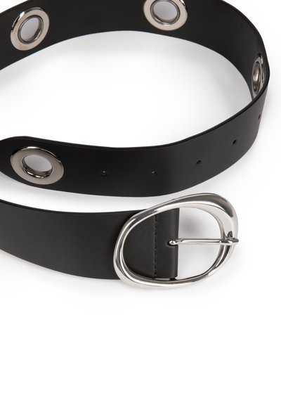 Cintura in pelle nera con fibbia ovale argentata e occhielli metallici circolari. Texture liscia, multiple fori per la regolazione, design elegante.