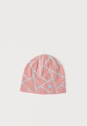 Bonnet tricoté rose avec motif géométrique de triangles gris clair et petit logo triangulaire bleu sur fond uni.