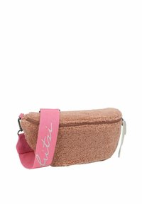 Borsa a pochette in pelliccia sintetica rosa con silhouette arrotondata, chiusura con zip e ampia tracolla rosa con testo bianco. Superficie testurizzata e aspetto morbido.