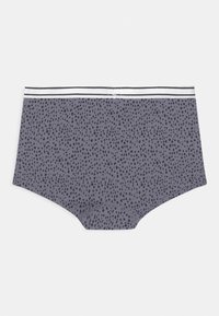 Boxer briefs grigi con un design a pois, una fascia bianca con due righe nere e una texture del tessuto liscia.