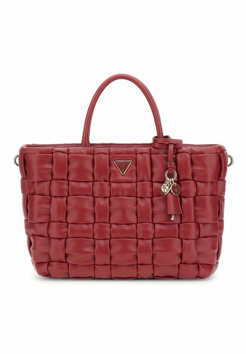 Sac à main en cuir tressé rouge avec deux poignées, emblème de logo et charms décoratifs. Forme rectangulaire avec une finition texturée.