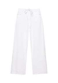 Pantalon blanc à jambes larges avec ceinture à cordon et petits clous argentés le long des bords des poches avant, fond uni.