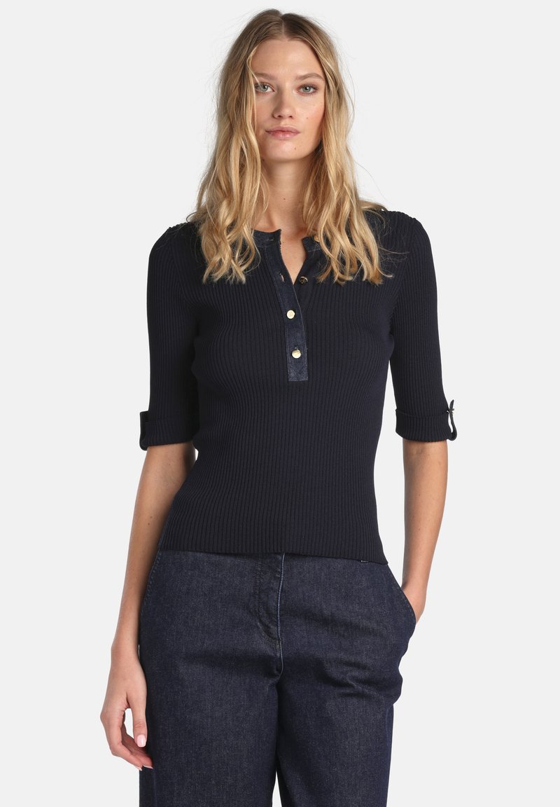 Marineblaues, geripptes Strickoberteil mit kurzen Ärmeln und einer Knopfleiste. Mit goldfarbenen Knöpfen und einem denimähnlichen Kragendetail.
