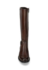 Stivale in pelle marrone alto fino al ginocchio con finitura liscia, punta rotonda e dettaglio con fibbia laterale. Il gambale è leggermente svasato nella parte superiore.