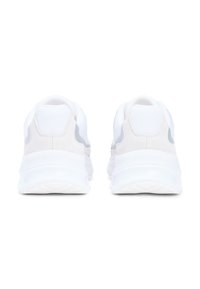 Λευκά αθλητικά παπούτσια με γκρι λεπτομέρειες, κατασκευασμένα από δίχτυ και σουέντ, με επενδεδυμένο γιακά και παχιά λευκή σόλα από καουτσούκ.