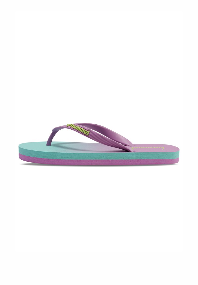 Paarse en muntgroene flip-flop met een gestructureerde band en een meerlagige zool met zichtbare roze en groene accenten.