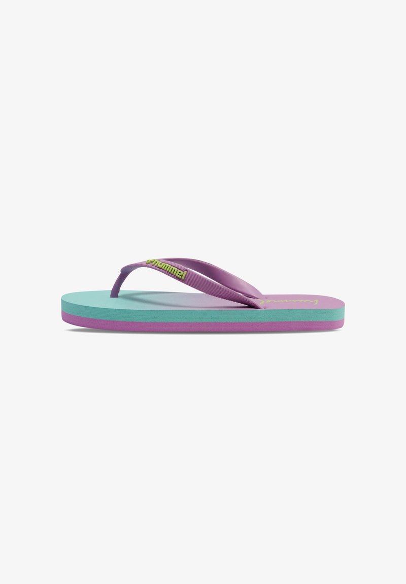 Lila und mintgrüne Flip-Flops mit einem strukturierten Riemen und einer mehrschichtigen Sohle mit sichtbaren rosa und grünen Akzenten.