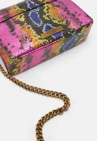 Barevná kabelka s hadím vzorem v růžové, oranžové, �černé a modré barvě, se zlatým řetízkovým popruhem a zlatou značkovou destičkou. Obdélníkový tvar.