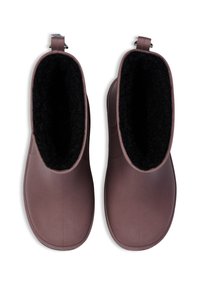 Stivali alla caviglia in gomma marrone con superficie texturizzata, fodera nera pelosa e linguette posteriori per una facile vestibilità.