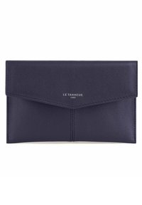 Portafoglio in pelle blu navy con chiusura a patta, texture liscia e cuciture a contrasto. Presenta il logo metallico "LE TANNEUR" sulla parte anteriore.