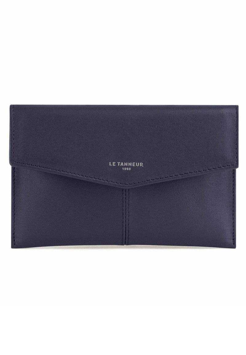 Portafoglio in pelle blu navy con chiusura a patta, texture liscia e cuciture a contrasto. Presenta il logo metallico "LE TANNEUR" sulla parte anteriore.
