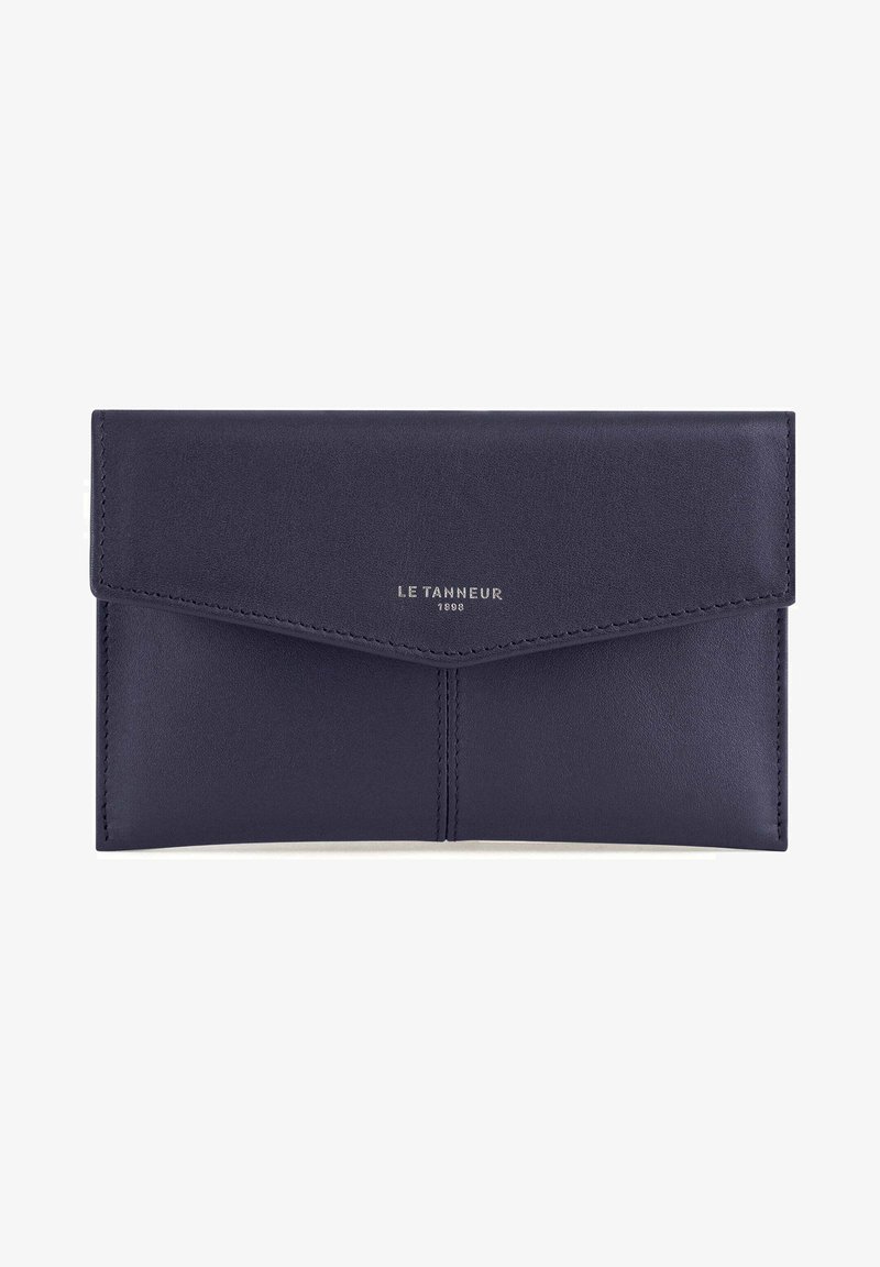 Portafoglio in pelle blu navy con chiusura a patta, texture liscia e cuciture a contrasto. Presenta il logo metallico "LE TANNEUR" sulla parte anteriore.