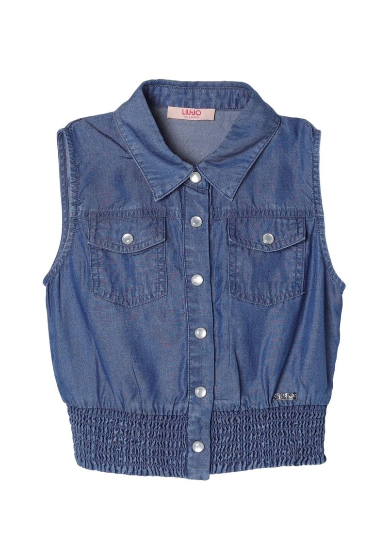 Gilet senza maniche in denim con colletto, bottoni a pressione frontali, due tasche sul petto e vita elastica arricciata. Colore blu intenso e texture liscia.