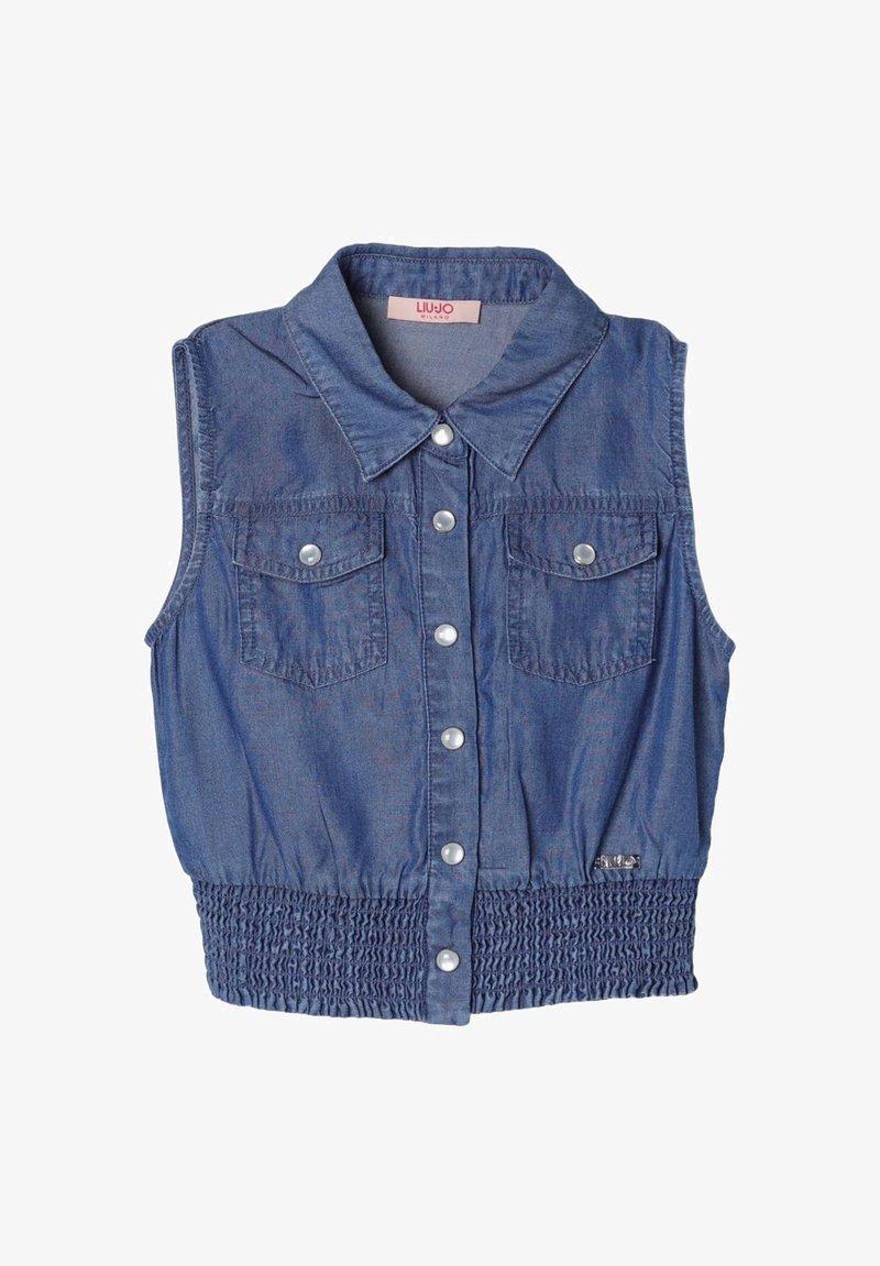 Gilet senza maniche in denim con colletto, bottoni a pressione frontali, due tasche sul petto e vita elastica arricciata. Colore blu intenso e texture liscia.