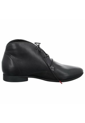 Chaussure habillée noire en cuir montante à la cheville avec lacets sur le devant et petit talon, vue de profil droit sur fond blanc.