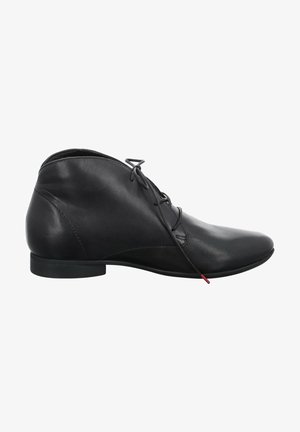 Chaussure habillée noire en cuir montante à la cheville avec lacets sur le devant et petit talon, vue de profil droit sur fond blanc.