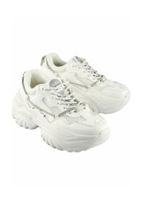 Hvite sneakers med en kraftig såle, mesh-detaljer og reflekterende accenter. Har mønstrede snørebånd og et logo-merke på tungen.