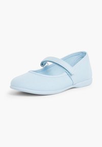 Bailarinas de lona azul claro con punta redondeada y una única correa ajustable en el empeine. Tela suave con una suela flexible.