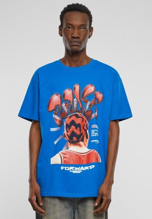 Blå bomulds T-shirt med et grafisk print på forsiden. Designet inkluderer en stiliseret figur og fed tekst med røde og sorte accenter.