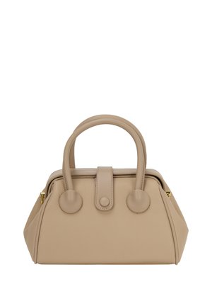 Beige lædertaske med runde top hanke, to cirkulære detaljer og en struktureret form. Har en central klaplukning og guldlynlås.