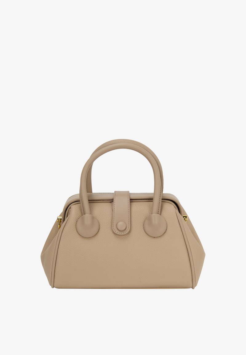 Beige lædertaske med runde top hanke, to cirkulære detaljer og en struktureret form. Har en central klaplukning og guldlynlås.
