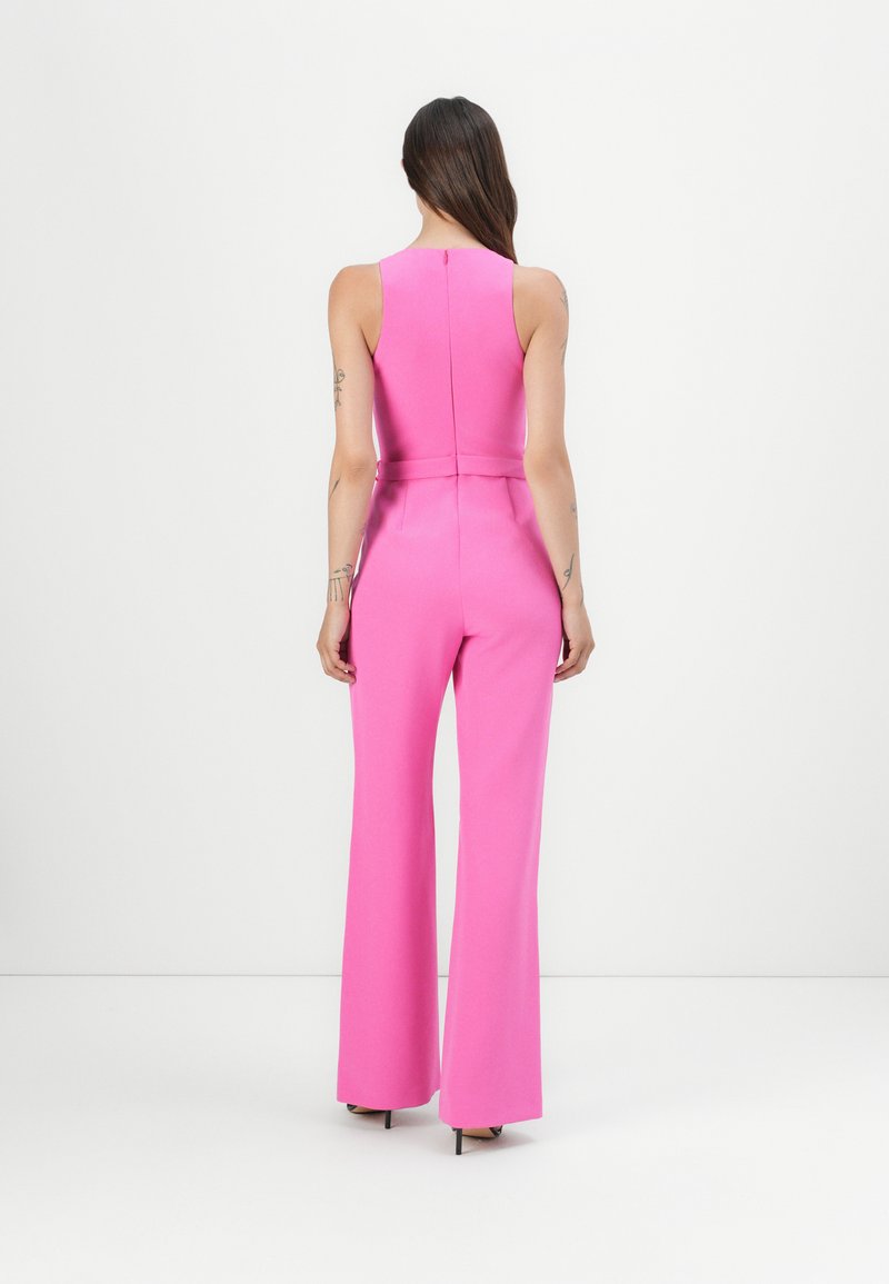 Fitted roze jumpsuit met een mouwloze ontwerp, uitlopende benen, ritssluiting aan de achterkant en een gladde textuur. Geen extra patronen of hardware.