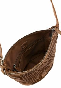 Borsa a tracolla in pelle marrone con chiusura a zip, dotata di un'esterno morbido e testurizzato, tasche interne e una tracolla piatta regolabile.