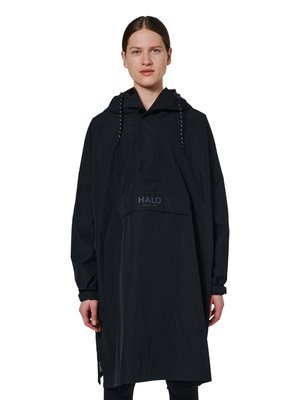Vrouw met bruin haar in een staart, die een lange zwarte regenjas met capuchon draagt, met voorzak en "HALO"-logo op een witte achtergrond.