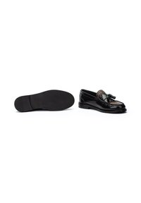 Des mocassins en cuir noir à bout arrondi, ornés de pampilles décoratives et d'une finition lisse. La semelle est texturée pour une meilleure adhérence et durabilité.