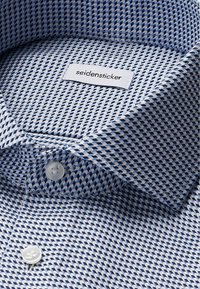 Camicia button-up con motivo a scacchi blu e bianco, dotata di colletto classico, leggera texture e etichetta "seidensticker".